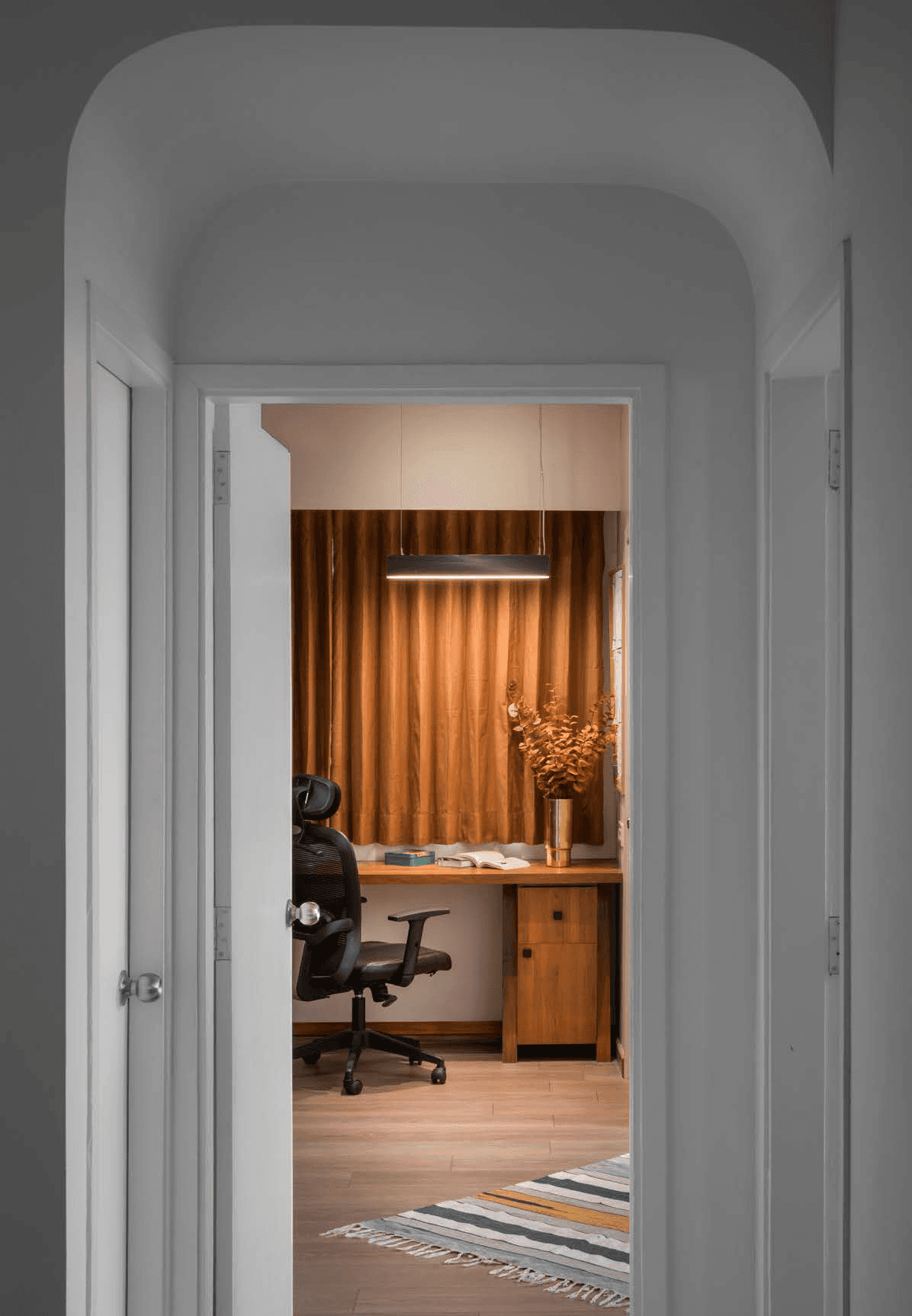 Verte — corridor leading to home study